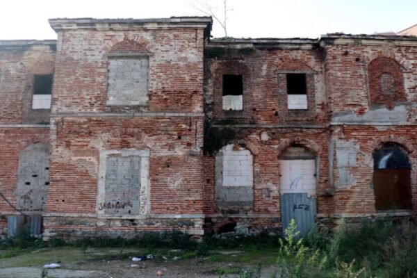 Старая армянской школе в Стамбуле под угрозой исчезновения