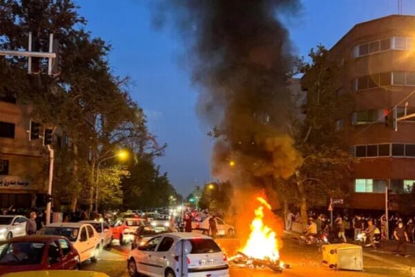 В Иране и Восточном Курдистане продолжаются антиправительственные протесты