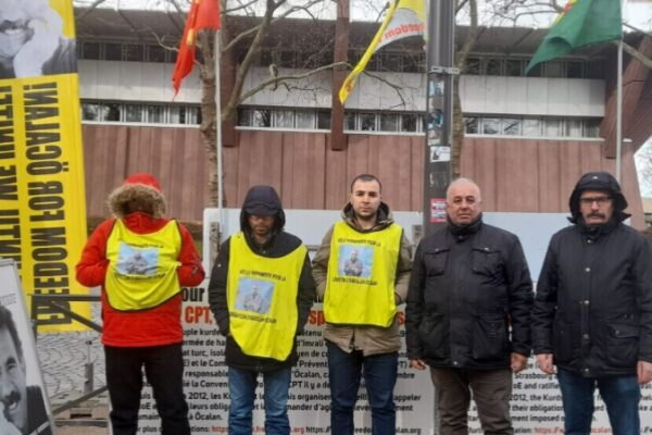 В Страсбурге продолжается пикет в поддержку Оджалана