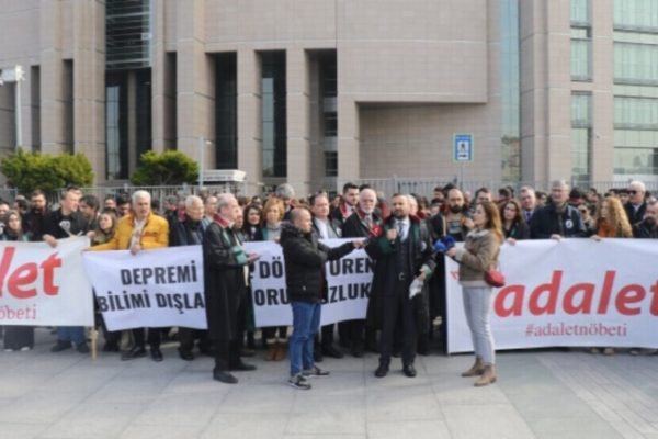 Пикет адвокатов: прекратите правонарушения после землетрясения