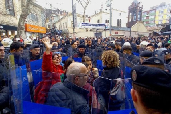 Полиция атаковала антиправительственную демонстрацию в Стамбуле