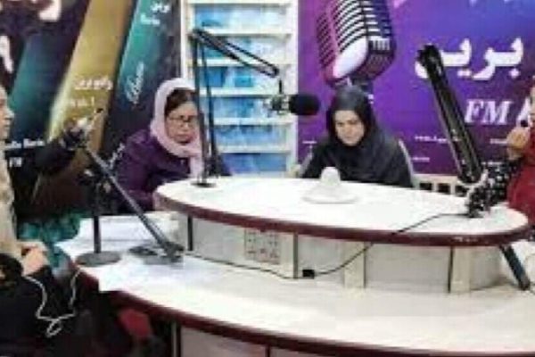 Талибы закрыли женскую радиостанцию