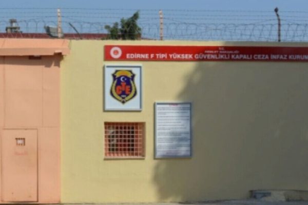 Больных заключённых оперируют с надетыми наручниками