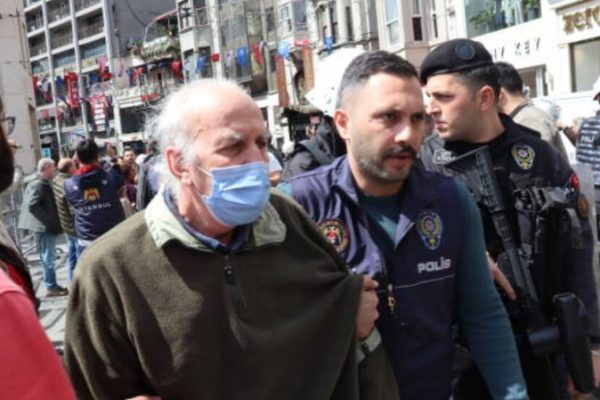 Полиция арестовала 12 Субботних Матерей в Стамбуле