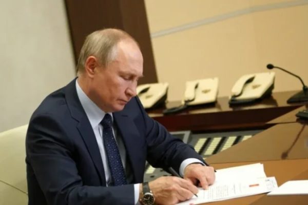 Путин подписал указ о возможности выдворения жителей новых регионов без гражданства