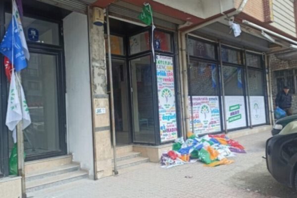 Расистские нападения на офисы ЗЛП