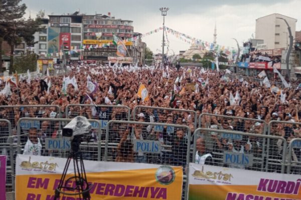 Более ста тысяч человек пришли на митинг Зелёной левой партии в Ване