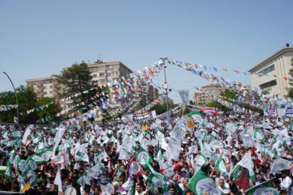 Многотысячный митинг в Амеде перед выборами