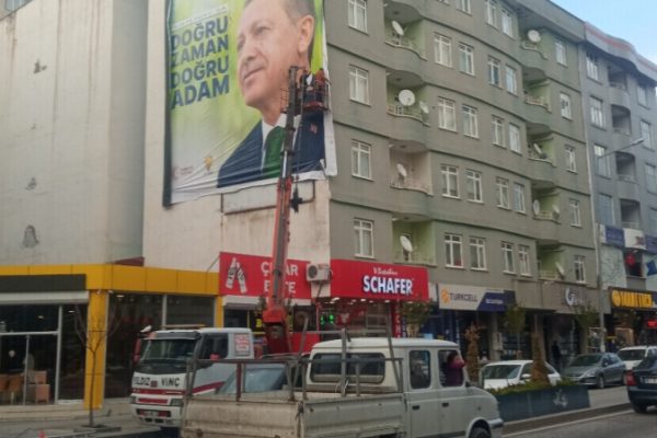 Полиция в Ване защищает предвыборное фото Эрдогана