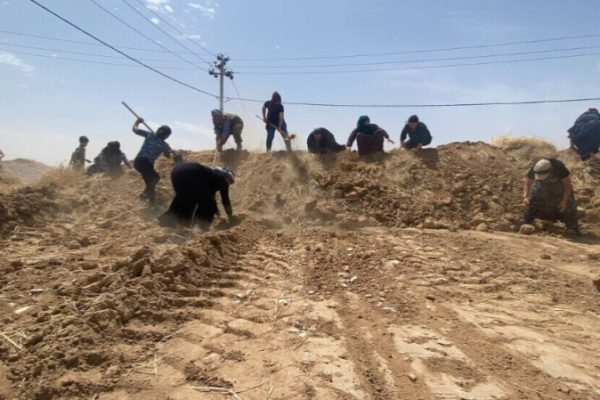 Жители «Махмура» закапывает траншеи голыми руками