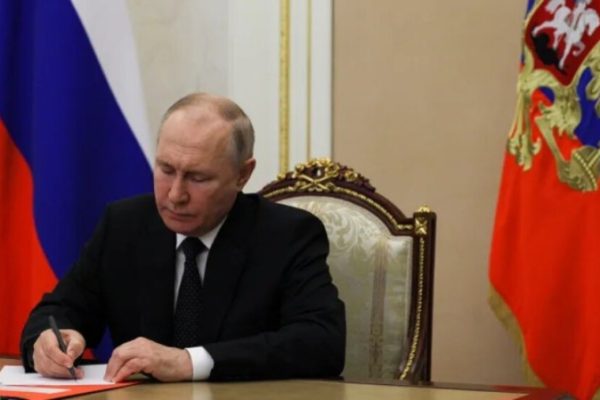 Путин подписал закон об аресте за нарушение режима военного положения