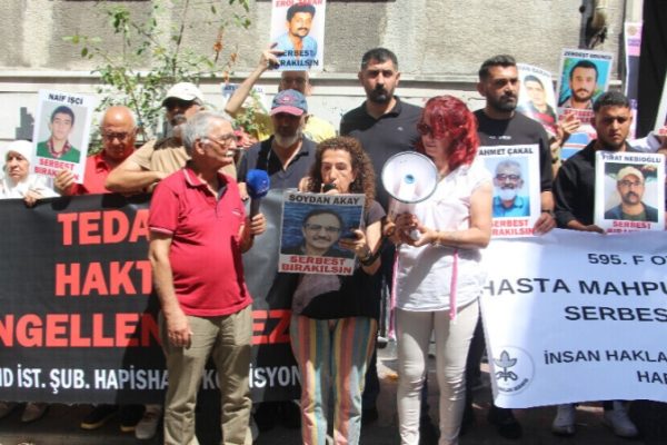 Активисты в Стамбуле и Анкаре  сообщили о состоянии здоровья заключенных Акая и Чакыр