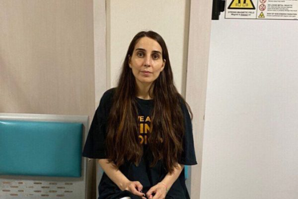 Иранская художница Эльхам Модареси покинула Иран