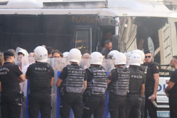 Субботние матери были атакованы полицией во время протеста