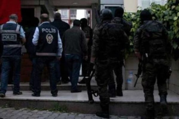 Полиция взяла под стражу трех человек в Стамбуле
