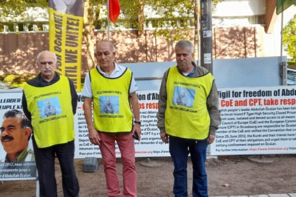 Трое курдских активистов приняли участие в акции за свободу Оджалана в Страсбурге