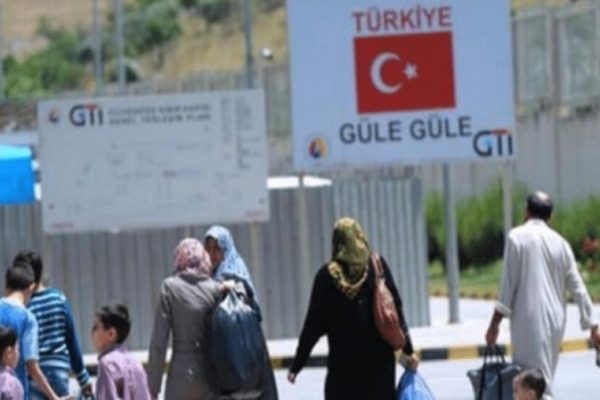 Турция принудительно депортироваласотни беженцев в Сирию