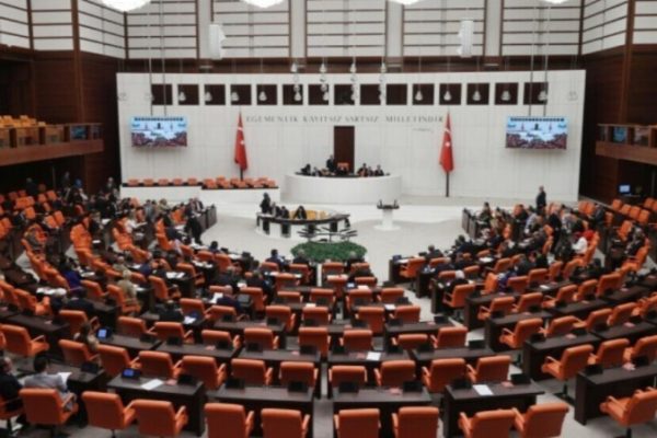 В парламент Турции направлены дела для снятия неприкосновенности с 9 депутатов