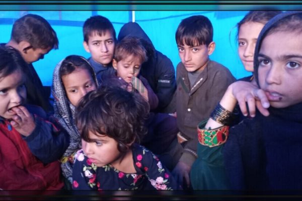 Афганские дети, депортированные Пакистаном, нуждаются в гуманитарной помощи