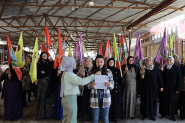 Заявления прессы на северо-востоке Сирии с требованием «Свободу Абдулле Оджалану»