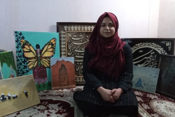 Молодая преподаватель искусств учит девочек рисовать в Кабуле
