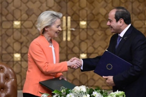 ЕС выделил Египту еще 1,06 млрд долларов для поддержки хрупкой экономики