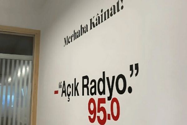 Независимую радиостанцию Açık Radyo лишили лицензии