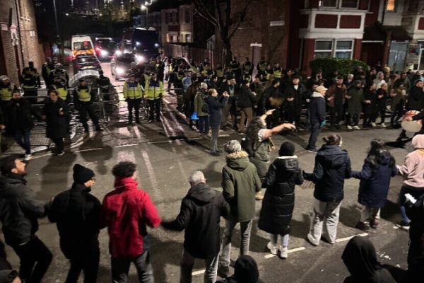 Сопротивление в условиях полицейской блокады в Лондоне