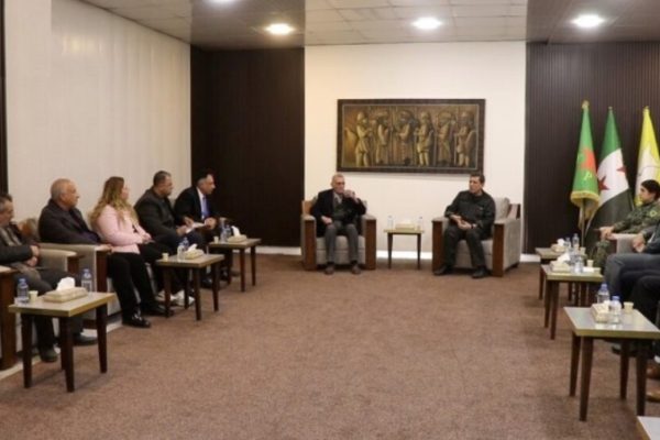 Мазлум Абди обсудил будущее Сирии и курдский диалог с активистами и юристами