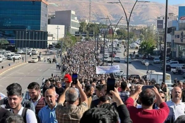 Протестующие учителя обвиняют правительство ДПК в разграблении Курдистана