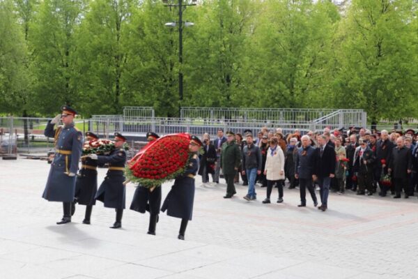 В Москве состоялось торжественное возложение цветов к Вечному огню