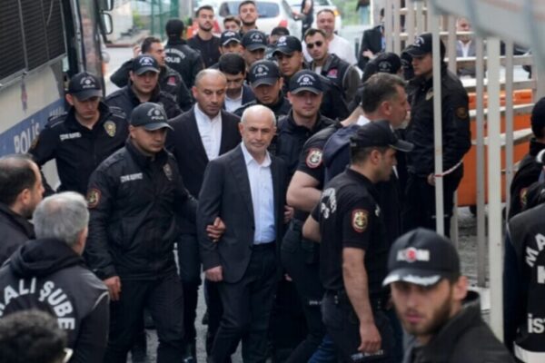 В Турции арестованы более 20 муниципальных чиновников по делу о коррупции