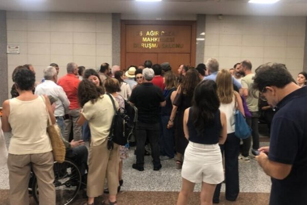 Журналиста Эрджумента Акдениза не освободили после 160 дней под стражей