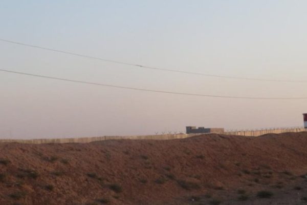 ДПК начала возведение стены на границе с Рожавой