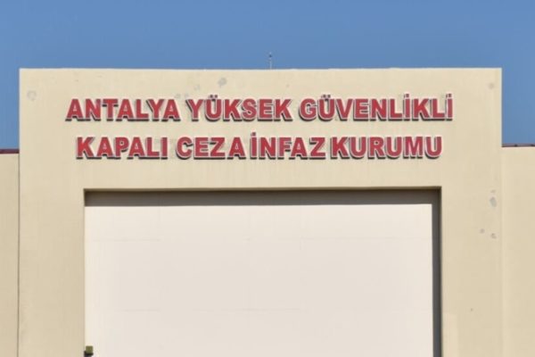 Освобождение троих заключенных было отложено