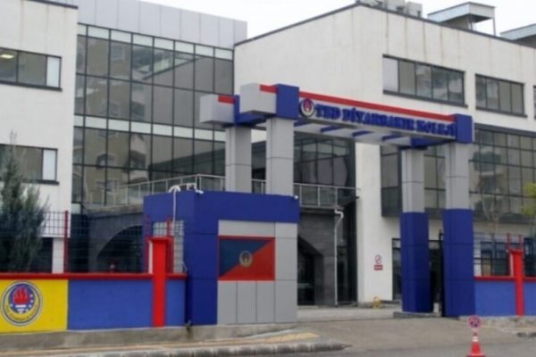 Родители протестуют после принуждения детей читать «Декрет только на турецком» в колледже TED