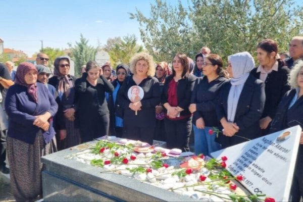 Память Нагихан Акарсель почтили у её могилы в Конье