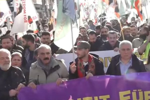 Десятки тысяч вышли на марш в Кёльне