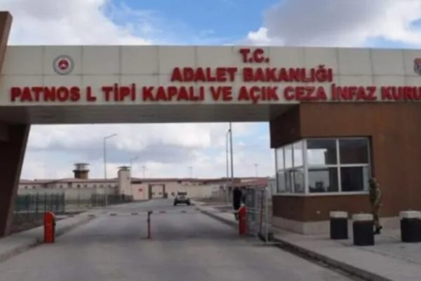 Начальник тюрьмы угрожал ребенку отправить его в камеру к взрослым мужчинам