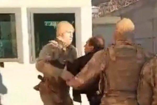 В Эльбаке мужчину избили и заковали в наручники после замечания о проверке документов