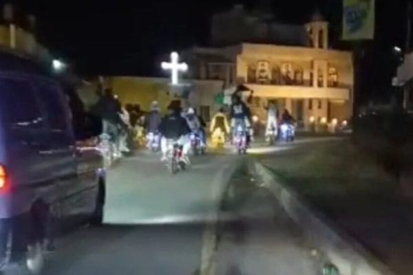 В пригородах Хомса заметили колонну мотоциклистов с флагами ИГИЛ