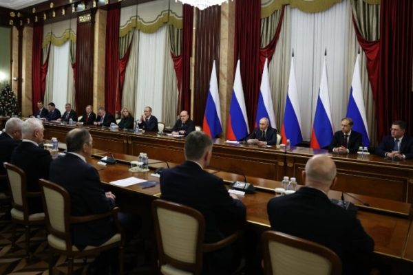 Путин призвал правительство сосредоточиться на поддержке семей и выполнении соцобязательств