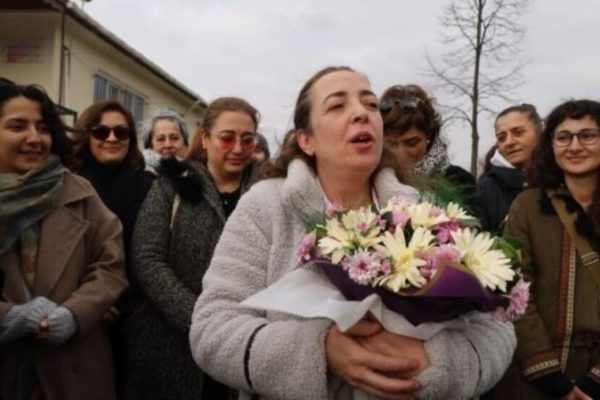 Серап Авджи после освобождения из тюрьмы была встречена аплодисментами