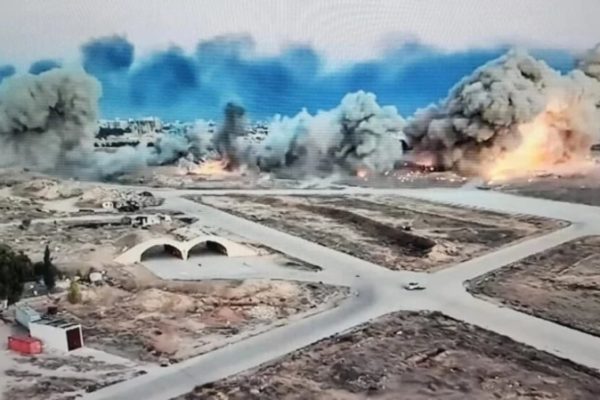 У авиабазы Меззе в Дамаске упали снаряды неизвестного происхождения