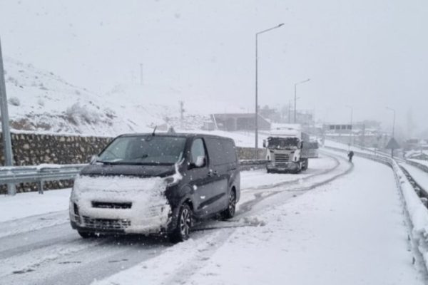 Из-за снегопада на дороге Бедлис-Хавель застряли машины