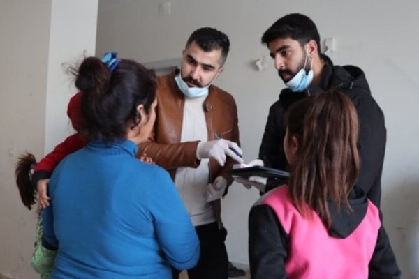 Медицинская бригада и студенты оказывают помощь беженцам в Камышло