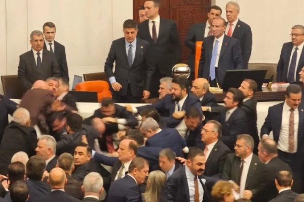 В парламенте Турции произошла драка между ПСР и НРП из-за присяги Акына Гюрлека