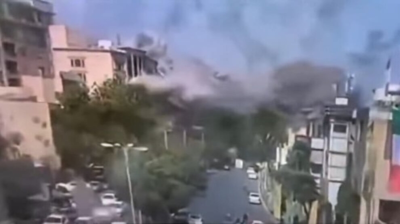 Иранские СМИ сообщили о гибели родственников аятоллы Хаменеи при авиаударах