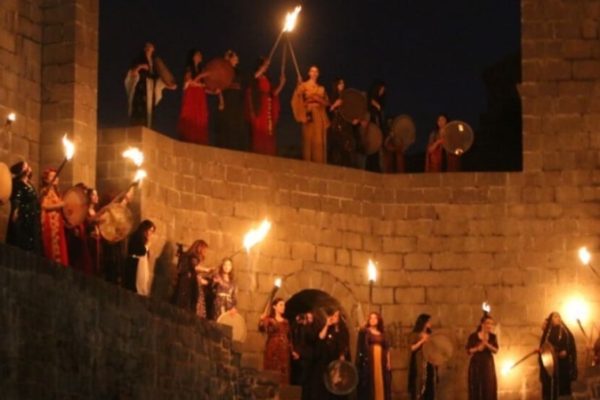 На стенах Амеда зажгли огонь Науроза