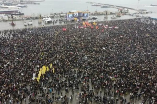 Причина задержания на Науроз: лозунг «2+2=1»